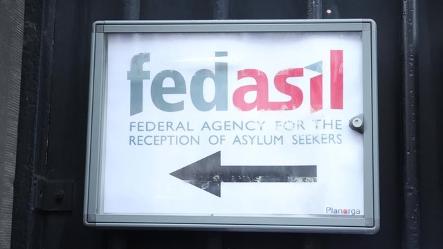 Une file de réfugiés devant l'accueil du centre Fedasil à Bruxelles