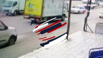 Kocaeli'nde terlikli servis sürücüsü dehşet saçtı! Frene basamayınca büfeye malzeme götüren kişiye çarptı