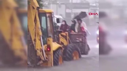 ANTALYA'DA EVLERİ SU BASTI, ARAÇLAR YOLLARDA KALDI