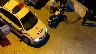 Barış Yarkadaş görüntüleri paylaştı: Bir vatandaşımız yolladı, polis ve bekçi, bir genci tokatlıyor; 'seni öldürürüm' diyor; cürete bakın