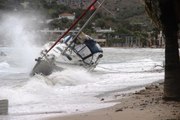Bodrum'da fırtınanın saatteki hızı 70 kilometreye ulaştı; bir tekne sahile vurdu