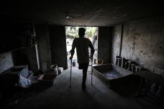 İsrail saldırısında bacağını kaybeden Filistinli genç engelini taşçılık mesleğiyle aşıyor