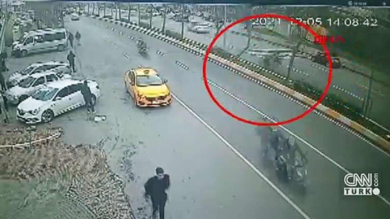 Motokurye yayaya çarptı