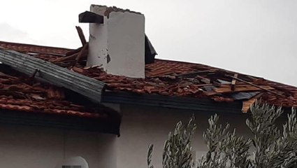 Çeşme'de hortum paniği: Evlerin çatıları uçtu