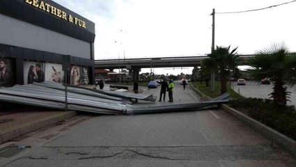 Manavgat'ta fırtına iş yerinin çatısını caddeye uçurdu
