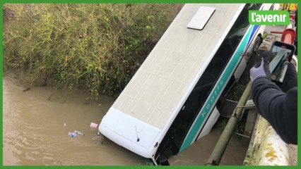 Orroir: un bus scolaire tombe dans la Rhosnes