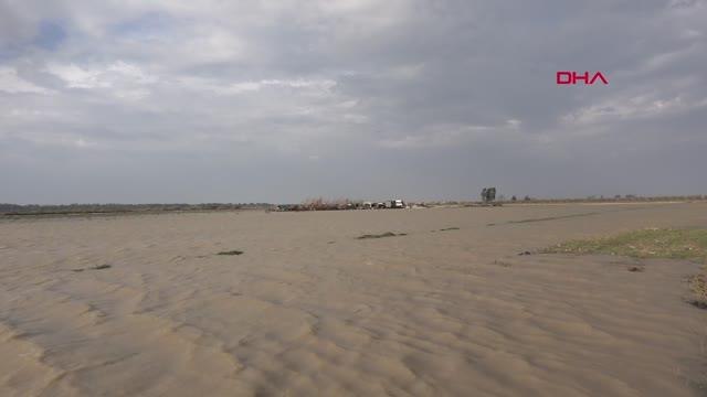 SERİK'TE DERE TAŞTI, TARIM ALANLARINI SU BASTI; MANAVGAT'TA MAĞAZA ÇATISININ KAPLAMASI UÇTU