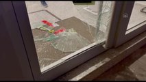 Banka kapısının camını taşla kırıp 4 tablet bilgisayar çalan şüpheli kaçtı