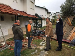 Çeşme'de oluşan hortum bazı evlerin çatılarına zarar verdi