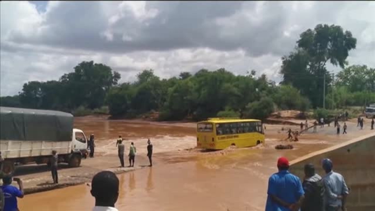 23 personas mueren ahogadas en Kenia cuando el autobús en el que viajaban fue arrastrado por la crecida de un río