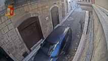 Andria: filmato l'aggressore che ha tirato per i capelli una donna per rapinarla, il VIDEO registrato dalle telecamere nel centro storico. Calci e pugni al torace della vittima per una borsa