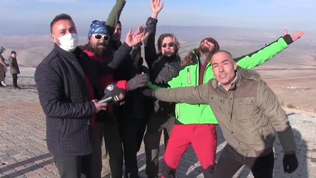 KAHRAMANMARAŞ - Kanada ve ABD'li çift, yamaç paraşütü heyecanı yaşadı