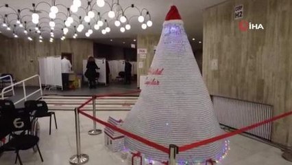 Romanya'da 19 bin Covid-19 aşı şişesinden yılbaşı ağacı