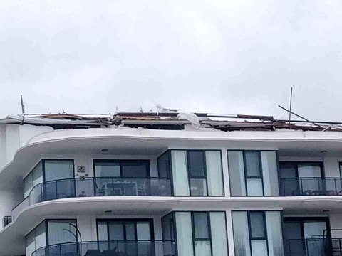 Didim'de lodos çatı uçurdu