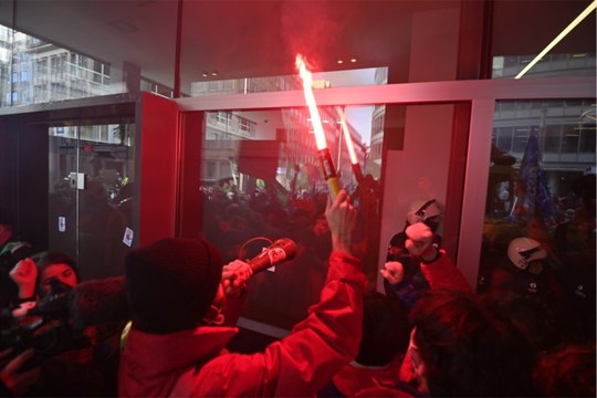Manifestation contre l’obligation vaccinale à Bruxelles: quelques tensions et gaz lacrymogène