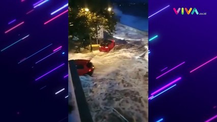 Ombak Besar Hantam Kawasan Manado Town Square