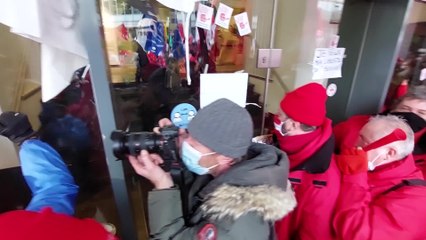 Des échauffourées devant le ministère de la Santé lors de la manifestation du personnel soignant contre l’obligation vaccinale