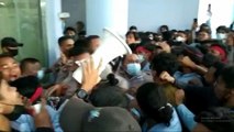 Dekan Pelaku Pelecehan Masih Kerja, Ratusan Mahasiswa Universitas Riau Geruduk Ruang Rektor