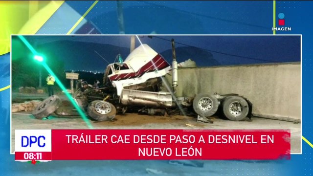 Tráiler cae desde un paso a desnivel en Nuevo León