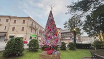 Sarnano, 408 alberi di Natale in lana per 