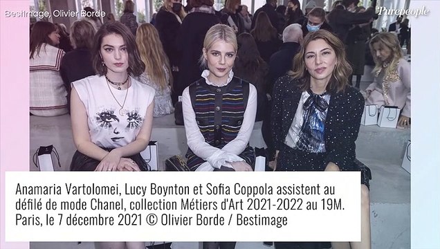 Vanessa Paradis : En cape et débardeur, elle brave le froid pour Chanel