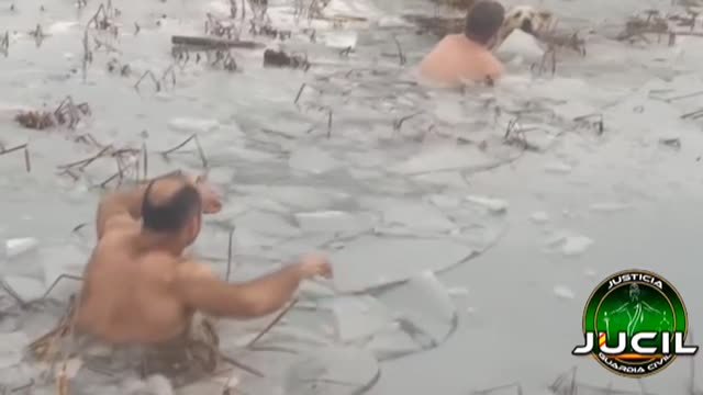 Agentes de la Guardia Civil rescatan a un perro atrapado en un embalse helado en Huesca