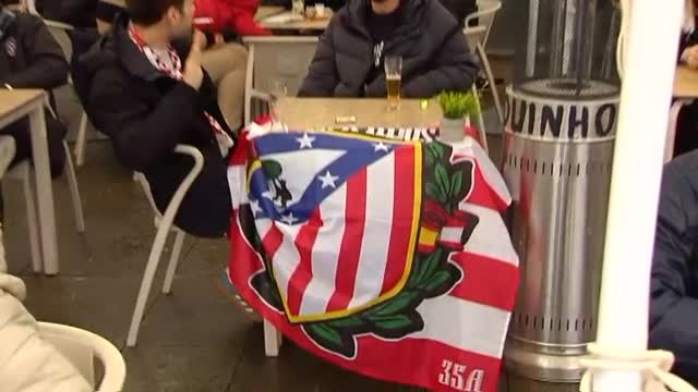 La afición del Atleti tiñe de rojiblanco las calles de Oporto
