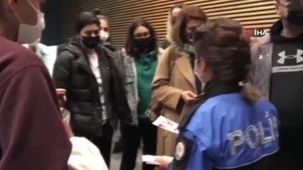 İstanbul polisi, Galatasaray-Fenerbahçe kadın futbol takımları arasındaki müsabakada KADES'i tanıttı