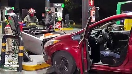 Conductora de un automóvil particular causó un daño estimado de 1 millón de pesos a una gasolinera