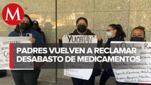 Padres de niños con cáncer se manifiestan en la terminal 1 del AICM