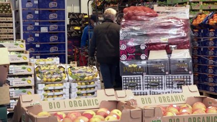 Près de Paris, le marché de Rungis se prépare pour le rush des fêtes