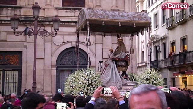 La procesión de la Virgen de los Reyes llena de fieles el centro de Sevilla