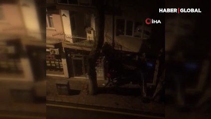 İş yerine bıçaklı ve sopalı saldırı anı kamerada