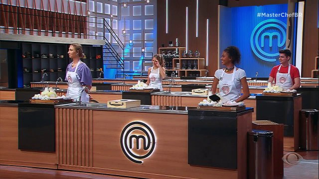 Na primeira prova da semifinal, os participantes devem trabalhar com ingredientes brancos e colorantes naturais, e fazer arte nos pratos