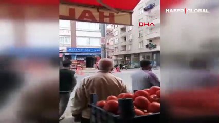 Silahlı kavganın ortasında kaldı! O anlar kamerada