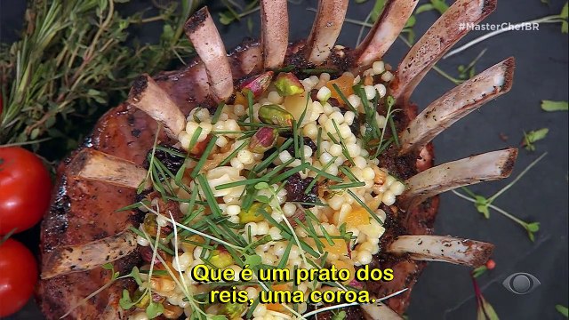 Daphne, Eduardo e Kelyn recebem a missão de fazer refeição requintada com coroa de carré de cordeiro e pavlova de sobremesa