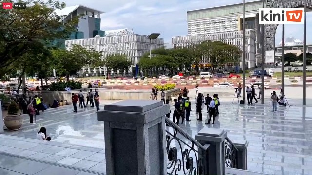 LIVE: Perkembangan terkini - Najib gagal batal sabitan dan hukuman kes SRC (2)