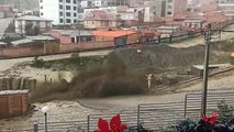 Desborde de un río ocasiona daños en un puente y afecta a viviendas en La Paz