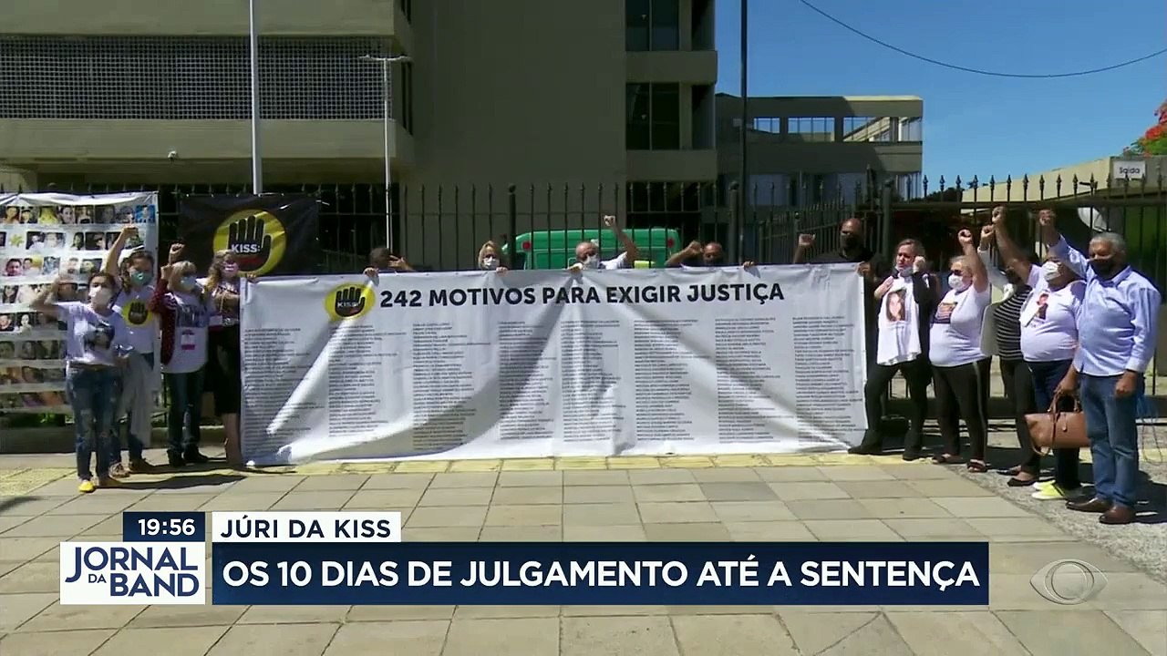 O maior julgamento da história do Brasil chegou ao fim. O tribunal do juri da Boate Kiss condenou os quatro réus. A pena máxima foi de 22 anos e seis meses.