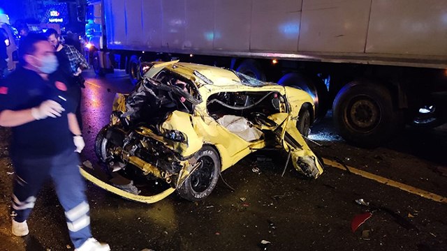 Pendik’te katliam gibi kaza: Otomobilden fırladı, iki araç arasında feci şekilde can verdi