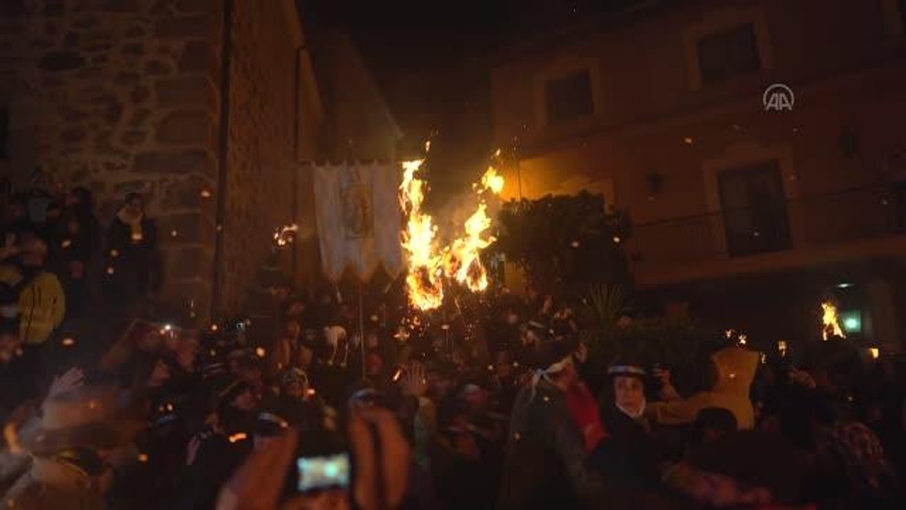 İspanya'daki Los Escobazos Festivalinde dev süpürgeler ateşe verildi