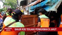 Evakuasi Korban Banjir Pademangan, Petugas Gendong Lansia yang Lumpuh darii Gang Sempit