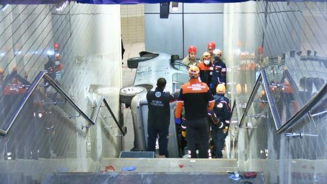 Son dakika haberi... ARAÇ METRO İSTASYONU ALT GEÇİDİNE UÇTU; YENİ YAŞINI KUTLAYAN DAVUT ÖLDÜ, 2 YARALI