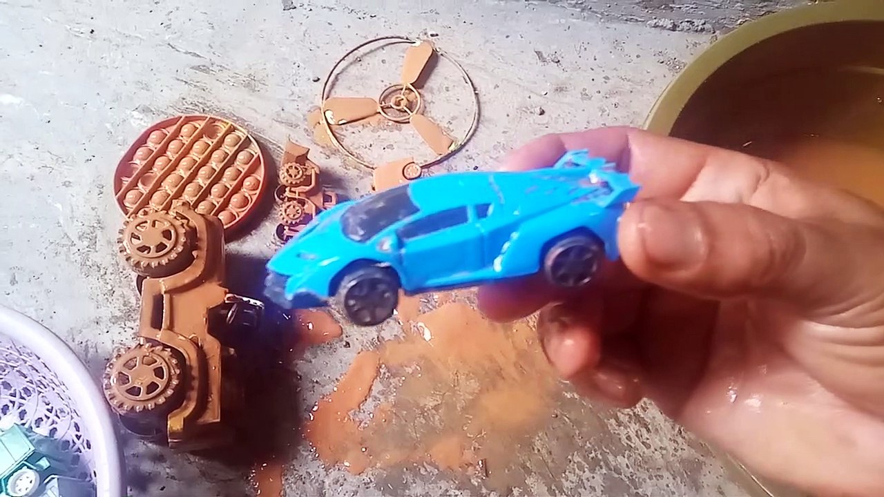 Membersihkan mainan