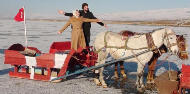 ÇILDIR GÖLÜ'NDE ATLI KIZAK SEZONU