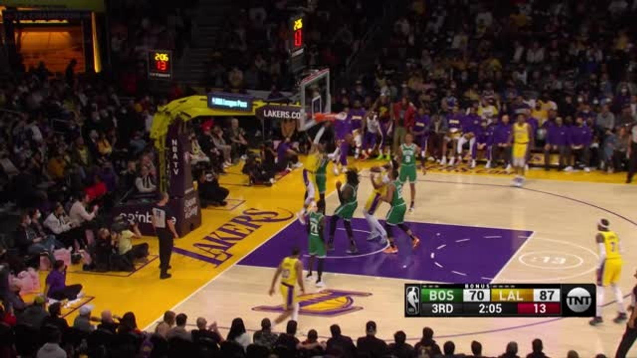 Westbrook explodes for one-handed slam