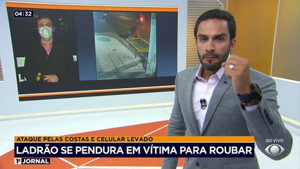 Um aposentado que estava com o celular na mão foi atacado pelas costas por um bandido em um bairro de luxo de São Paulo. O criminoso foi flagrado dando um "mata-leão" e se pendurando na vítima para roubar.