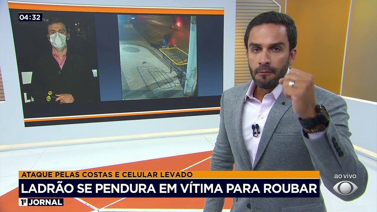 Um aposentado que estava com o celular na mão foi atacado pelas costas por um bandido em um bairro de luxo de São Paulo. O criminoso foi flagrado dando um "mata-leão" e se pendurando na vítima para roubar.
