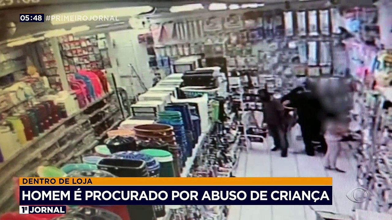 Um homem foi flagrado abusando de uma criança, de 8 anos, dentro de uma loja na região metropolitana de Curitiba. A polícia agora tenta identificar e localizar o abusador. - Vídeo Dailymotion