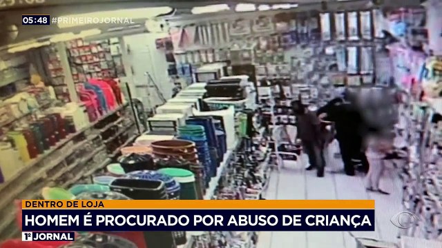 Um homem foi flagrado abusando de uma criança, de 8 anos, dentro de uma loja na região metropolitana de Curitiba. A polícia agora tenta identificar e localizar o abusador.